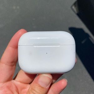 AirPod pro wireless charging case